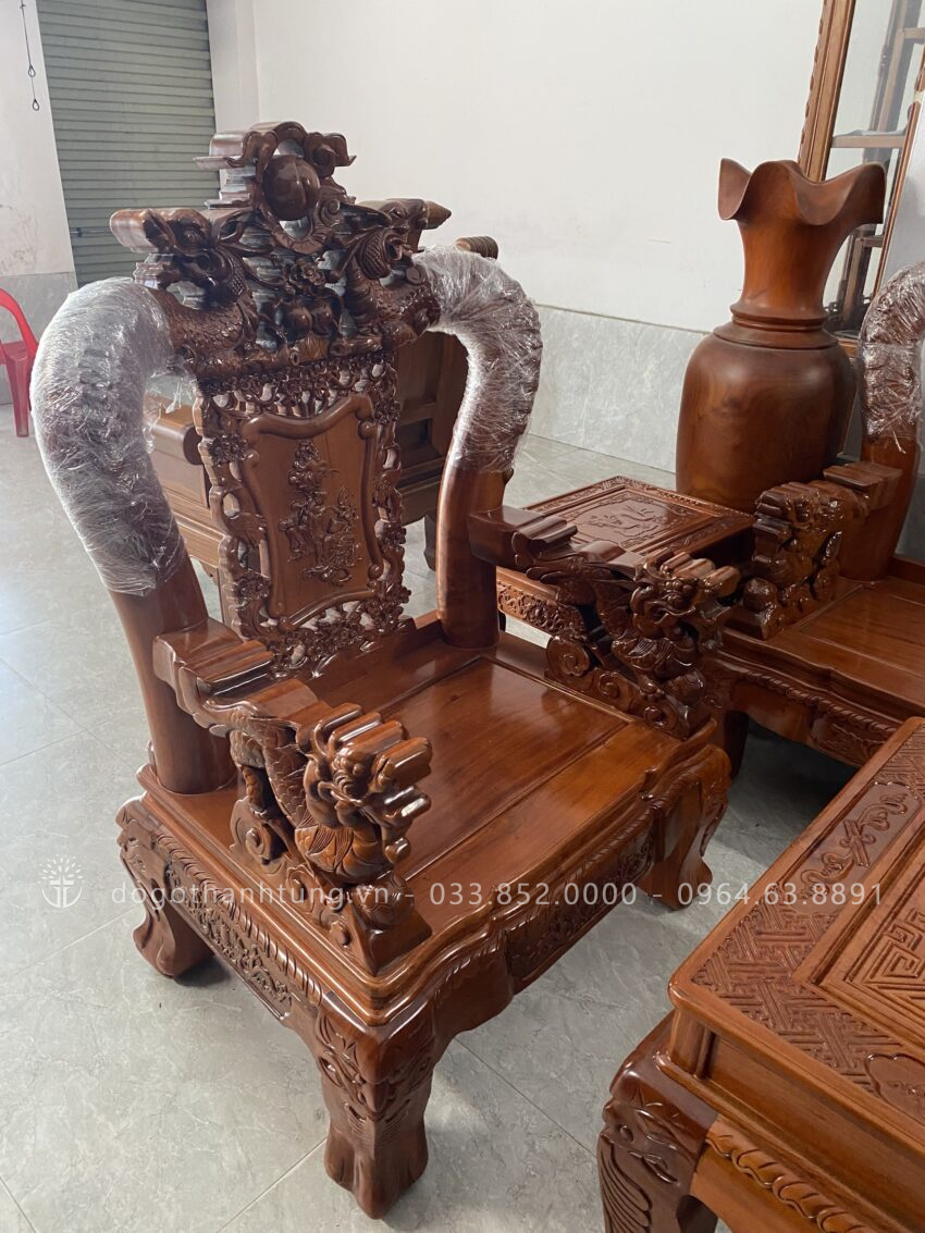 Ghế được đục nổi rất bắt mắt, những vẫy rồng được hiện lên rất mạnh mẽ mang lại sự chắc chắn và bề thế cho bộ sản phẩm