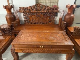 Sản phẩm được chạm chi tiết, những hình ảnh đục khắc rất tỉ mỉ, đường nét uốn lượn.