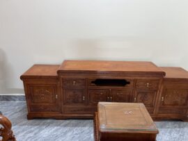 Đồng thời, anh Quang còn đặt thêm kê tivi để hoàn thiện phòng khách của mình.