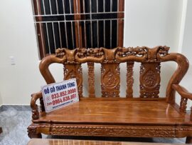 Chân ghế dài, gầm cao, tạo thuận lợi cho việc lau chùi và vệ sinh sản phẩm.