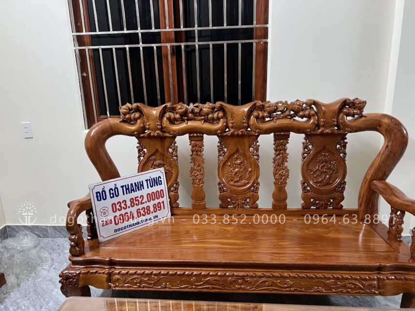 Chân ghế dài, gầm cao, tạo thuận lợi cho việc lau chùi và vệ sinh sản phẩm.