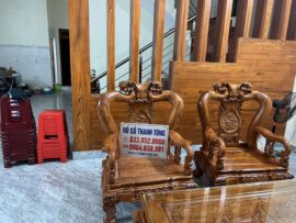 Bộ bàn ghế mang bố cục hài hoà, cân bằng với ngôi nhà hiện đại