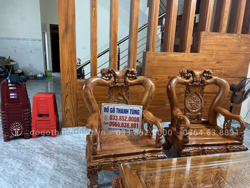 Bộ bàn ghế mang bố cục hài hoà, cân bằng với ngôi nhà hiện đại