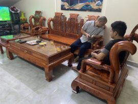 Bộ bàn ghế được bố trí hài hoà và hợp lí tròng phòng khách nhà anh Trung.