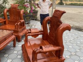 Phần tựa lưng và chương ghế được đục chạm từ gỗ nguyên khối.