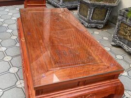 Mặt bàn và mặt ghế được bao khuôn tranh, dày dặn, chắc chắn, thiết kế đơn giản dễ lau chùi.