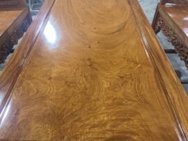 Bàn phẳng nguyên khối, được tuyển vân độc đáo, đẹp mắt.