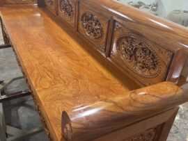 Mặt ghế trần hoa vân tự nhiên, vai ghế và tay ghế lật về đằng sau cách điệu.