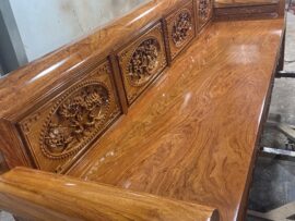 Sản phẩm được gia công kỹ lưỡng tạo sự thoải mái cho người dùng, không gây khó chịu như xây xước hay cấn gỗ khi ngồi. Nhờ sơn phủ PU, bộ bàn ghế được đảm bảo lâu dài chất lượng sử dụng.