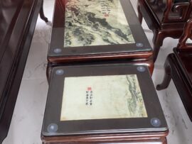 Đôn ghế cũng được chăm chút tỉ mĩ cùng thiết kế với chiếc bàn trà