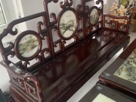 Ghế móc trường rộng rãi ngồi 2 – 3 người vẫn thoải mái, tựa ghế được phân làm 3 lô ghế nổi bật mặt tranh vân đá.