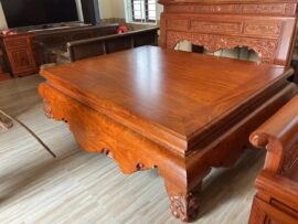 Mặt ván dày dặn. Chân Lân quỳ bản to vừa bề thế vừa vững chắc.