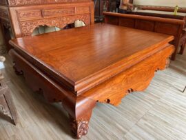 Mặt sập ghép từ 2 tấm gỗ hương vân nguyên tấm, ván tràn không đóng khung, vừa đẳng cấp vừa đẹp mắt.