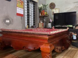 Quây sập trơn với họa tiết chạm tinh tế tạo ra tổng thể sang trọng và cuốn hút cho bộ sập