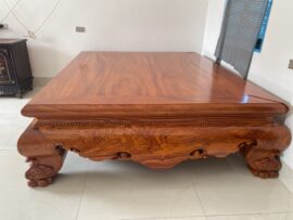 Dạ tiền và dạ ngang của sập cũng chọn lựa những cục gỗ vân chằng chịt siêu cuốn hút.