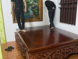 Dù đã giao hàng đến nhà, các thợ của đồ gỗ Thanh Tùng vẫn kiểm tra kỹ lưỡng và hoàn thiện.