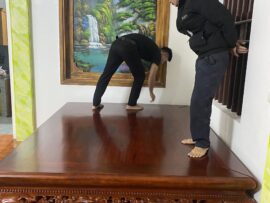 Mặt sập được ghép từ 2 tấm gỗ lớn, đóng khung dày dặn, chà nhám kỹ – mịn